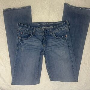 Sz 6L American Eagle Outfitters Blue Flare Jeans low rise (( hip huggers))